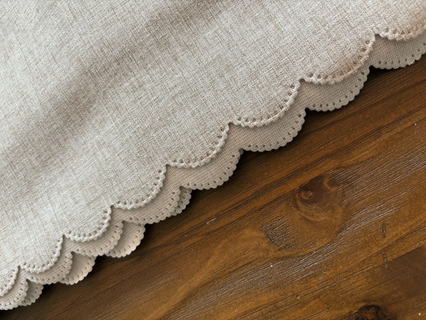 Scalloped Border Tablecloth (Natural)